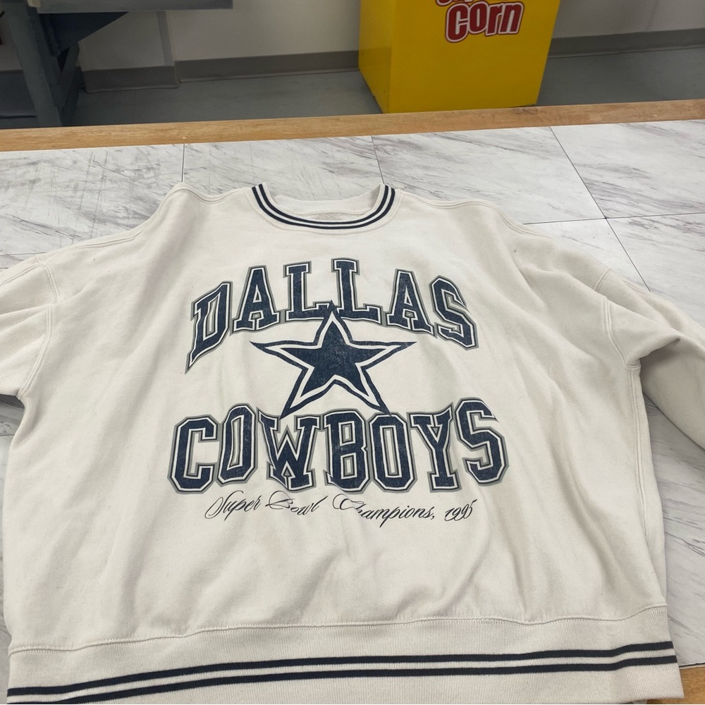 Abercrombie & Fitch White Dallas Cowboys Graphic Crewneck